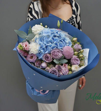 Bouquet of blue hydrangea and purple roses photo 394x433
